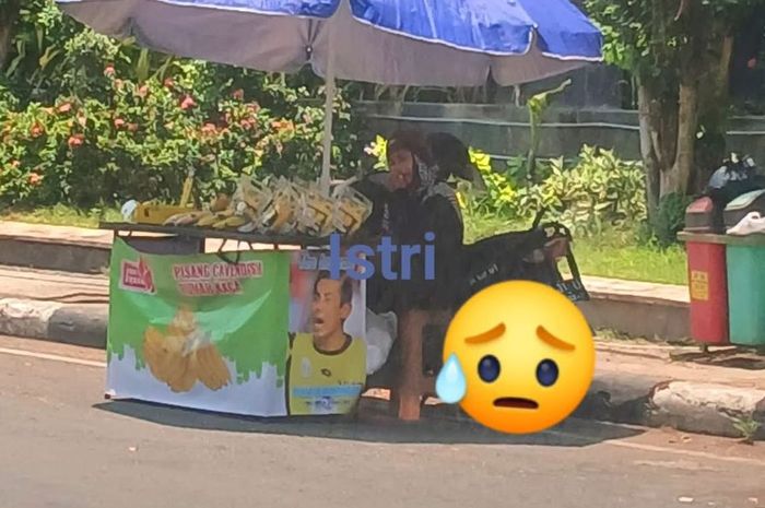 Sebuah kabar dari unggahan media sosial Facebook mengungkapkan bahwa istri almarhum Choirul Huda kini berjualan pisang untuk menyambung hidup.