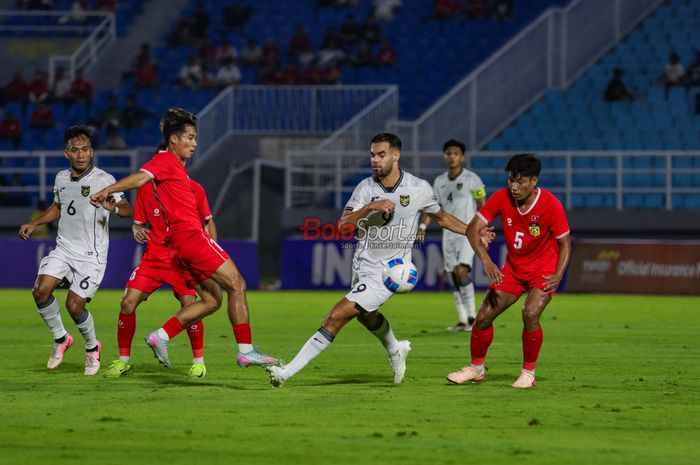Jens Raven (tengah) sedang berusaha merebut bola dalam laga Grup J Kualifikasi Piala Asia U-23 2026 antara Timnas U-23 Indonesia versus Timnas U-23 Laos di Stadion Gelora Delta, Sidoarjo, Jawa Timur, Rabu (3/9/2025).