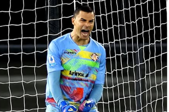 Kiper timnas Indonesia, Emil Audero, melakukan sembilan penyelamatan saat membawa Cremonese menahan imbang Hellas Verona di Liga Italia (15/9/2025).