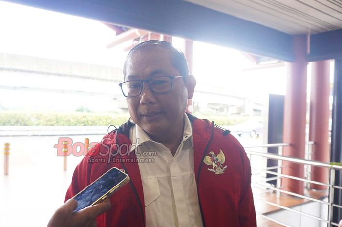 Kepala Badan Tim Nasional Indonesia, Sumardji, sedang memberikan keterangan kepada awak media di Terminal 2F Bandara Soekarno Hatta, Tangerang, Banten, Kamis (2/10/2025).